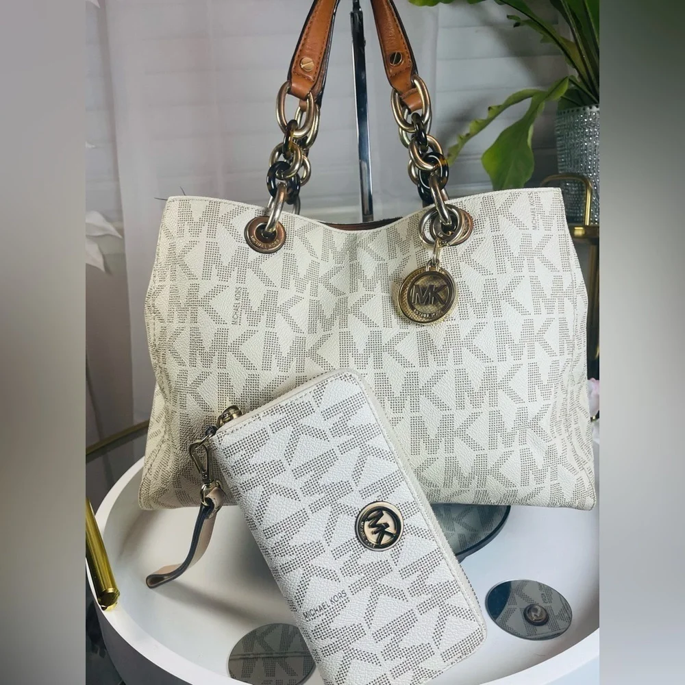 Michael Kors Cynthia Signature Logo w/Jet Set Travel Logo Quarter-Zip Wallet